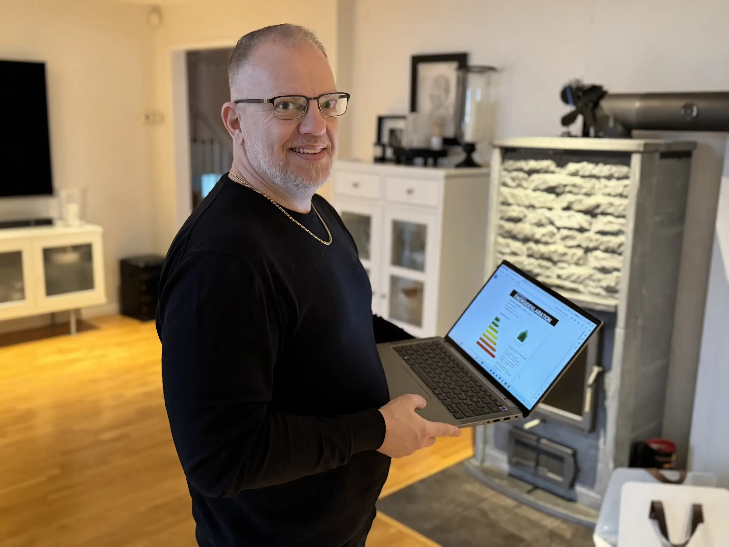 Person som håller i en dator som visar en energideklaration