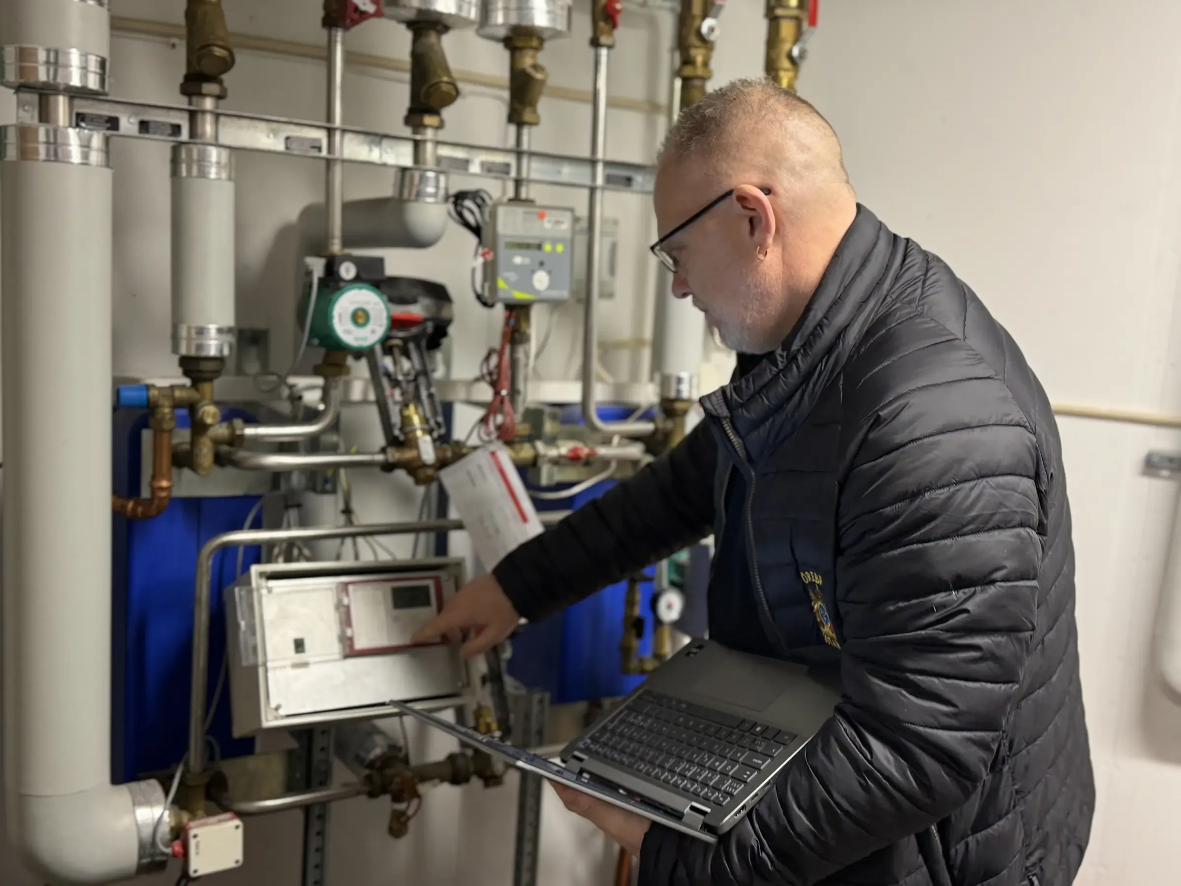 Energibesiktning i rum med rör och displayer
