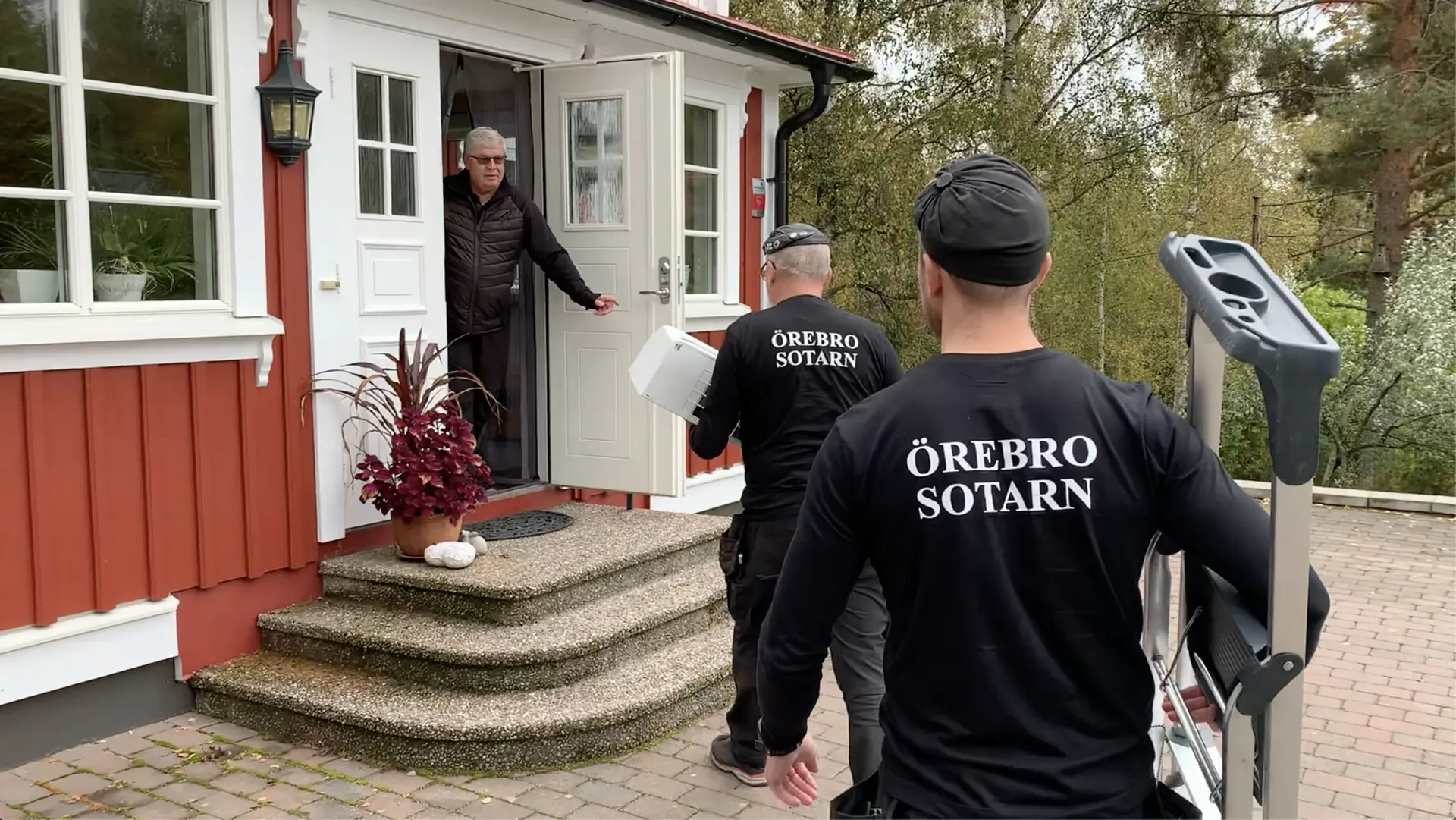 Montörer från Örebro Sotarn levererar en luftvärmepump till en villa