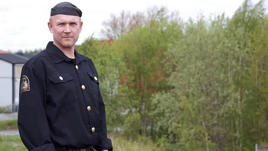 Sotare ute bland träd