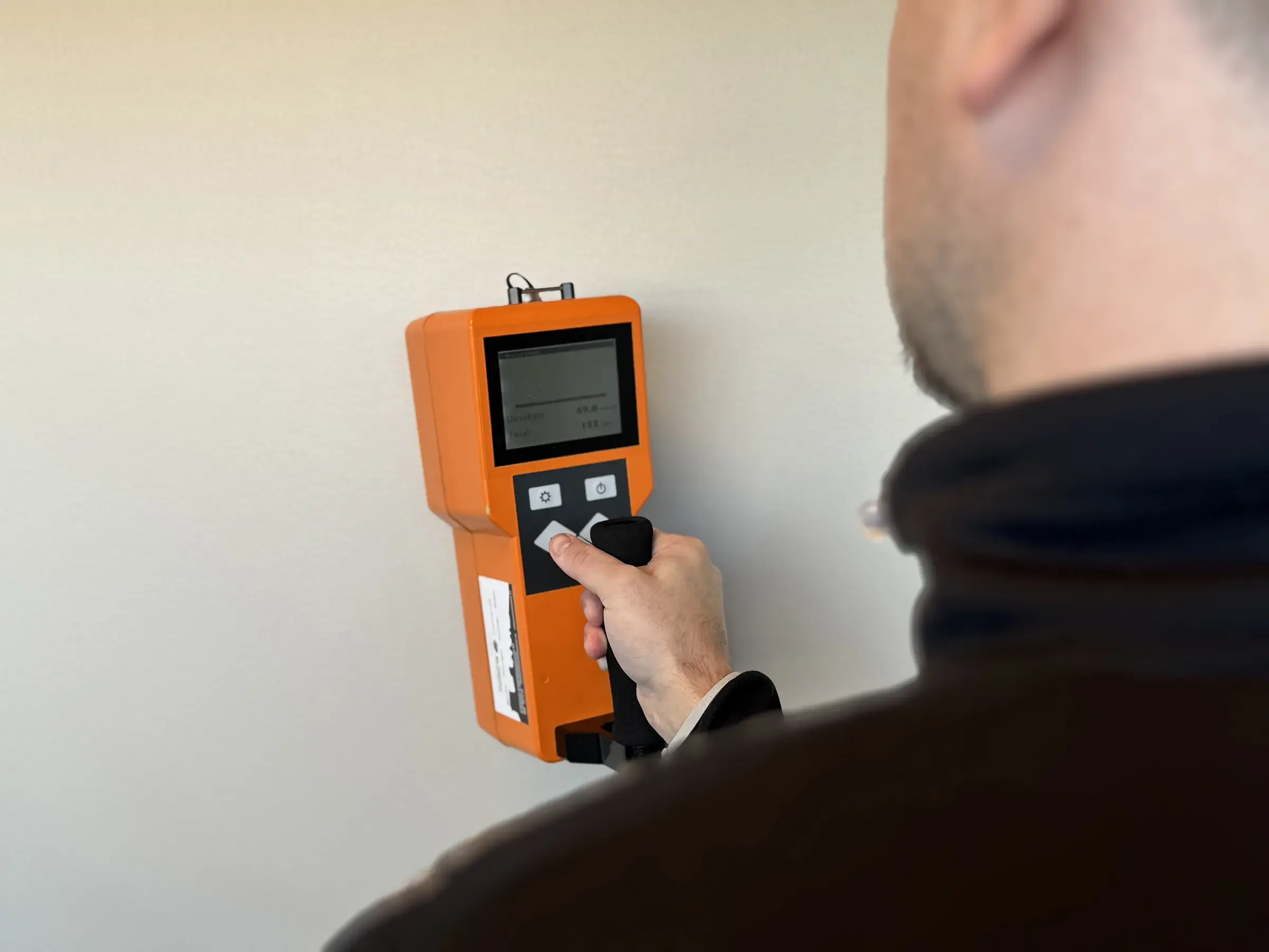 Mätning av radon längs väggen