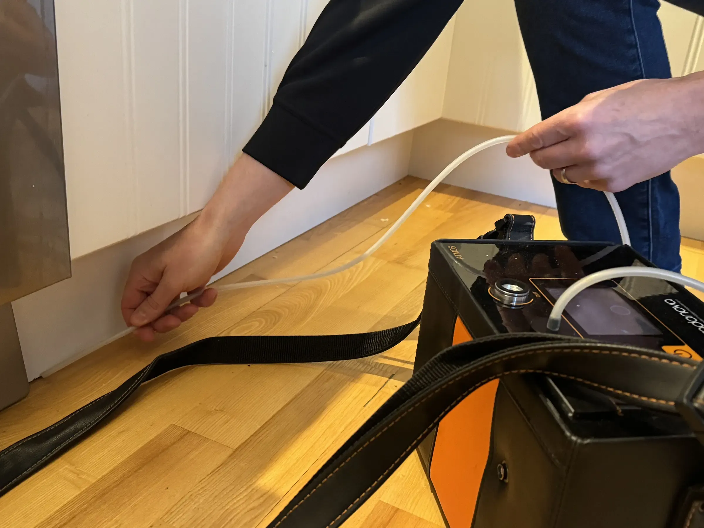 Radonmätning längs golv