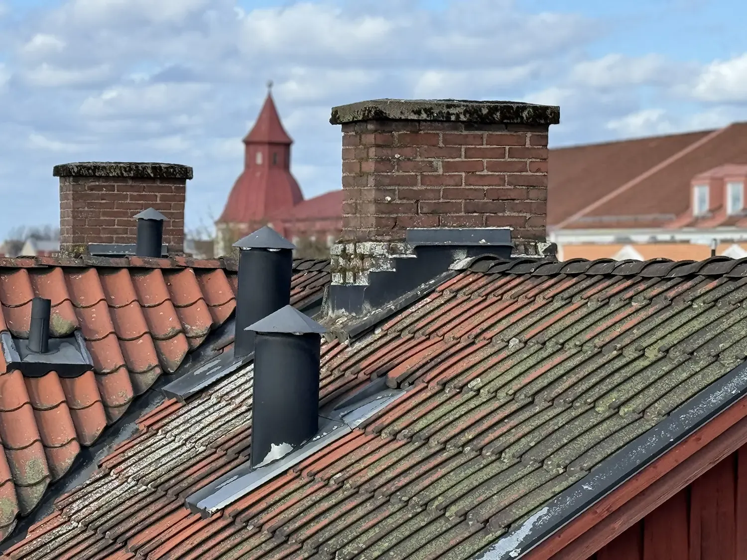 Hustakt med skortsten och ventilationskanaler