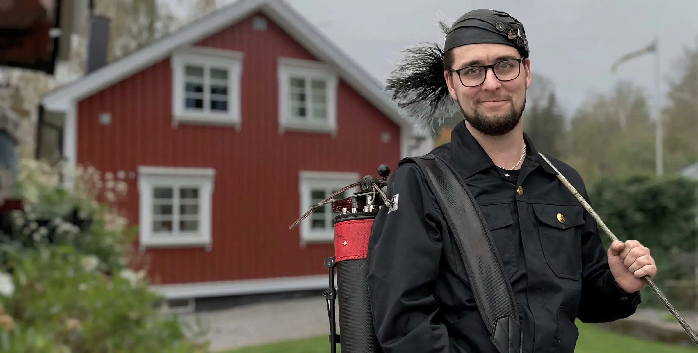 Sotare framför en stor villa