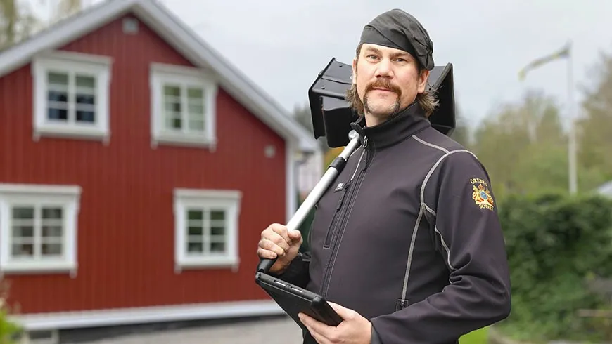 Sotare Mathias utanför en villa