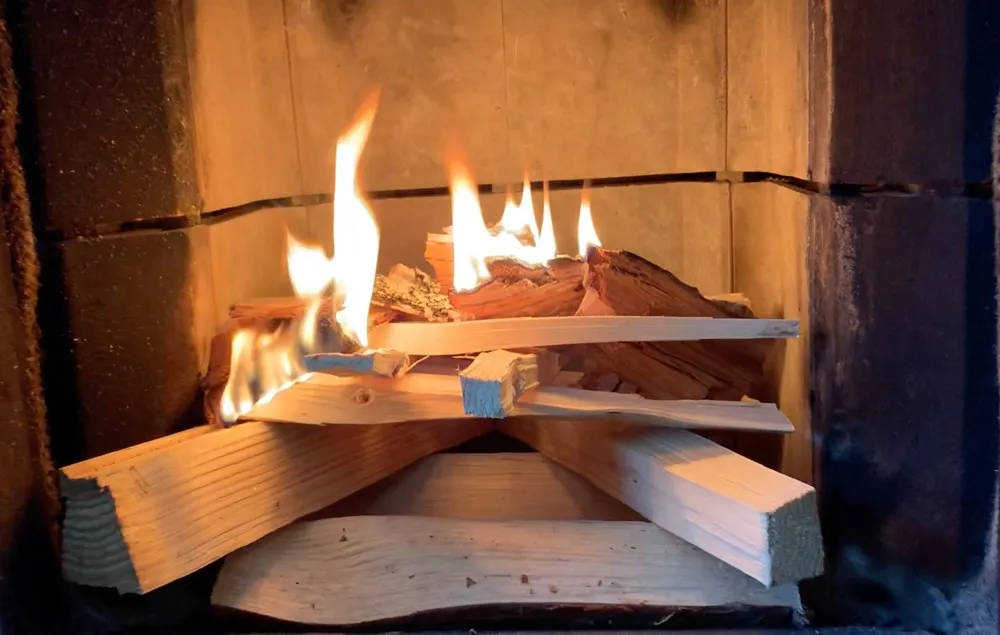 En brasa som nyligen har tänts