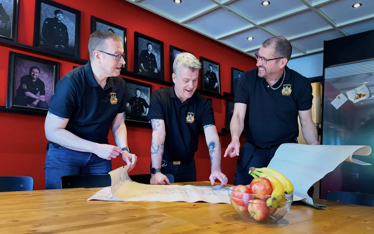 Örebro Sotarns BRF-team planerar vid ett bord