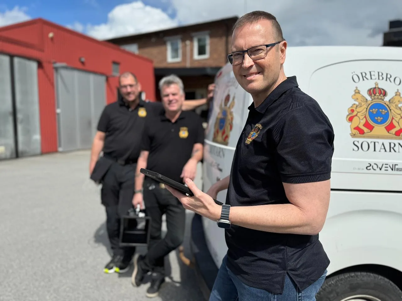 Medarbetare från Örebro Sotarn med surfplatta vid servicebilen