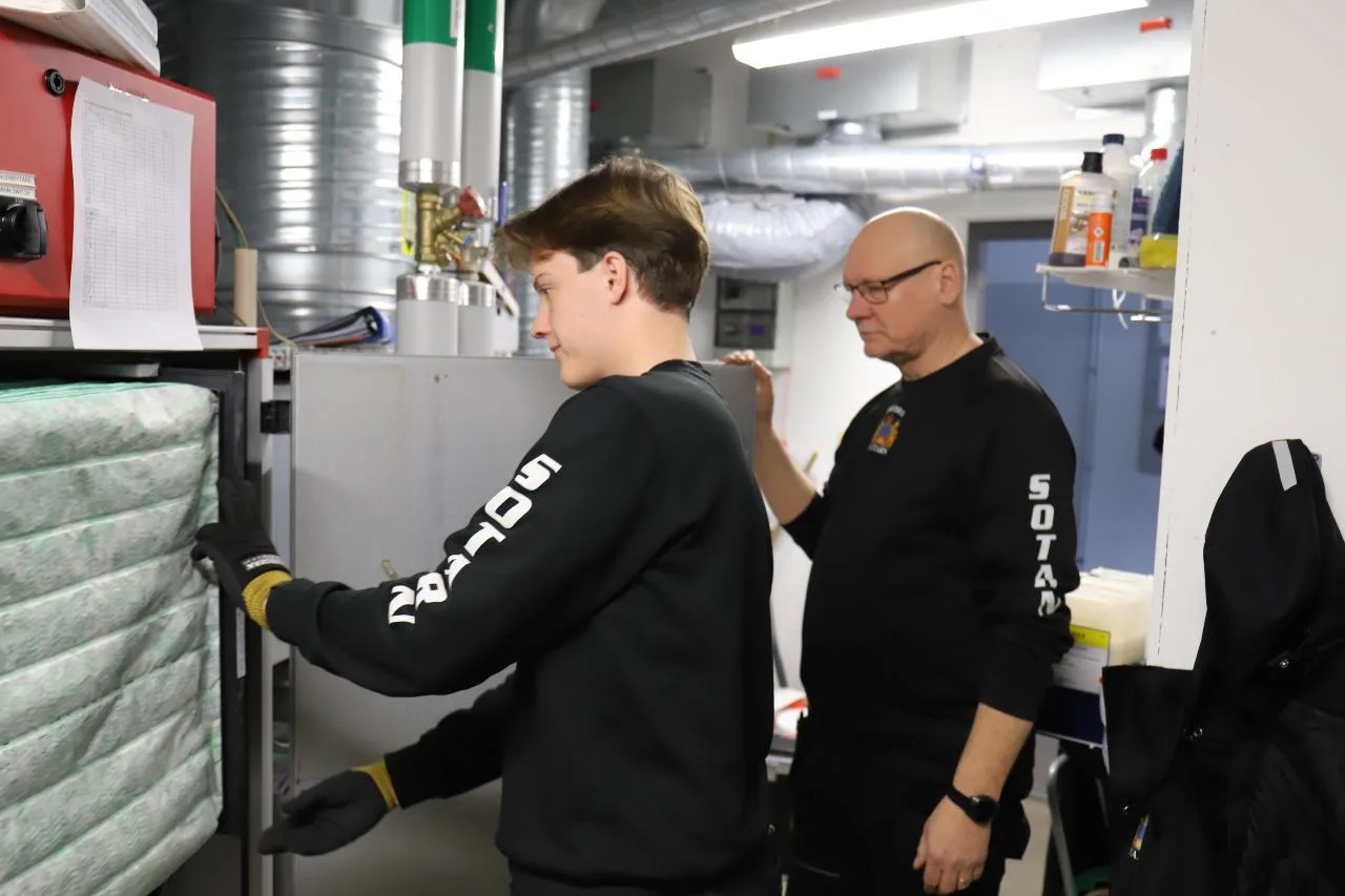 Ventilationstekniker arbetar i ett fläktrum