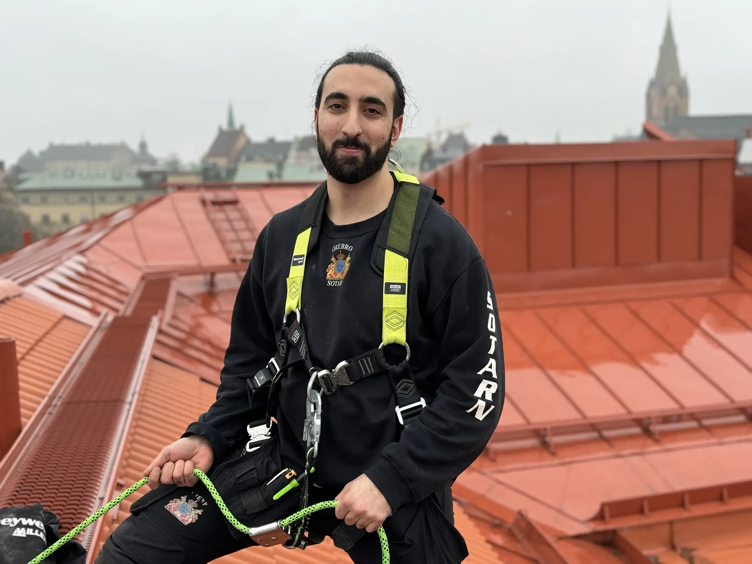 Person uppe på tak för inspektion av rökluckor
