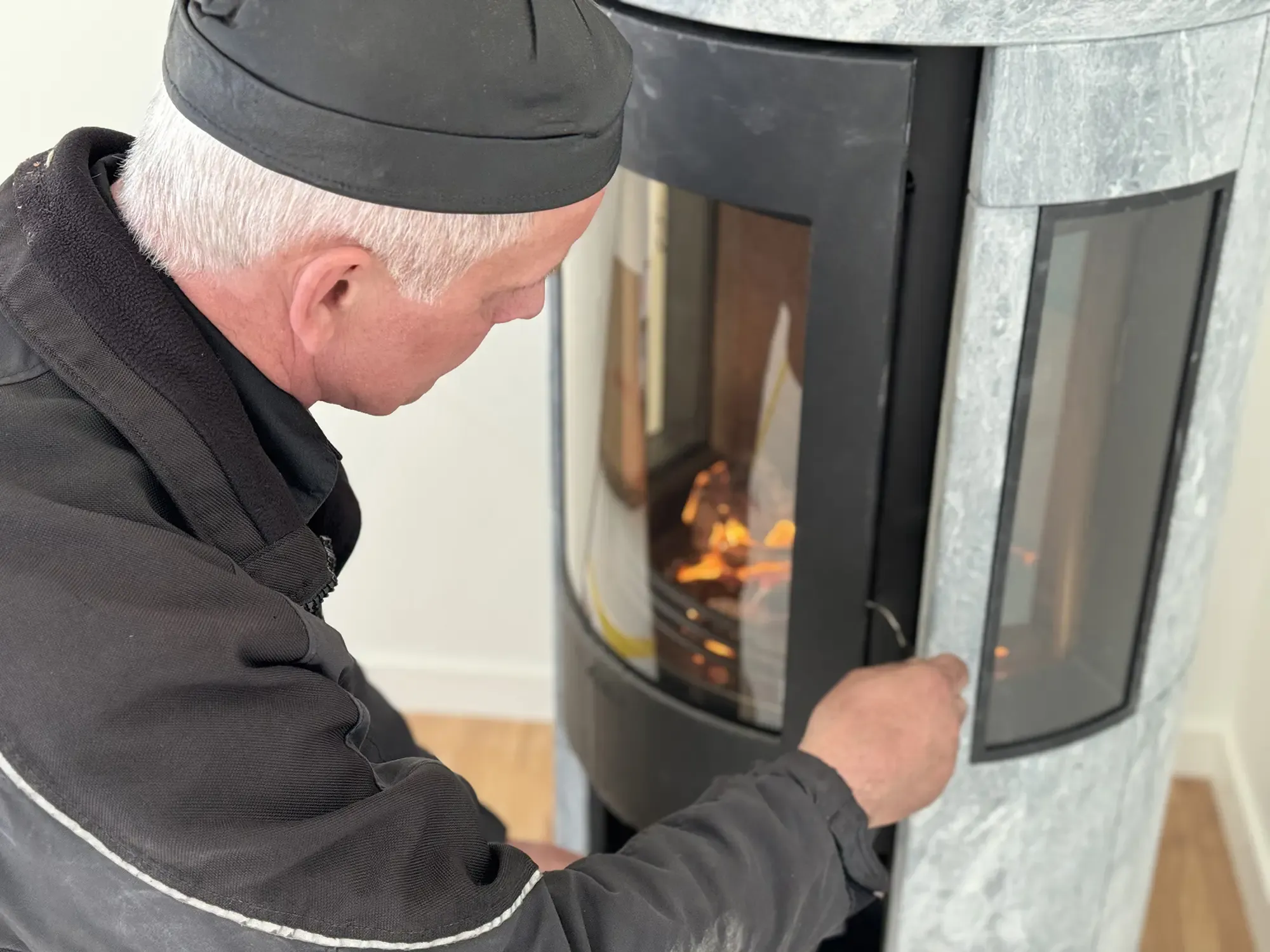 Sotare kontrollerar kamin